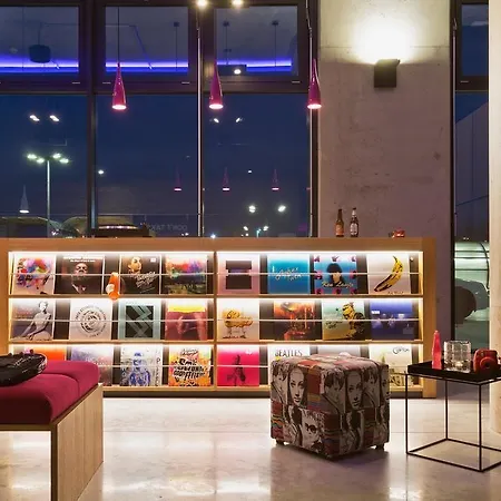 Moxy Vienna Airport 3*