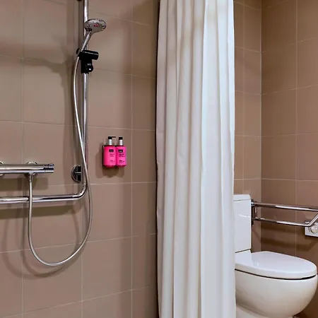 Moxy Vienna Airport Hotel 3*