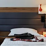 Moxy Vienna Airport 3*