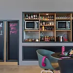 Hotel Moxy Vienna Airport 3*