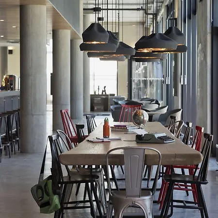 Moxy Airport Hotell