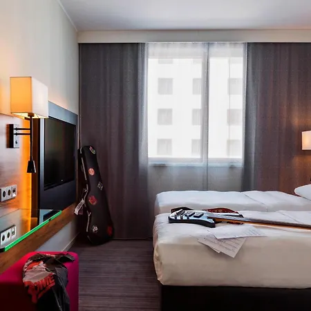 Отель Moxy Vienna Airport Швехат