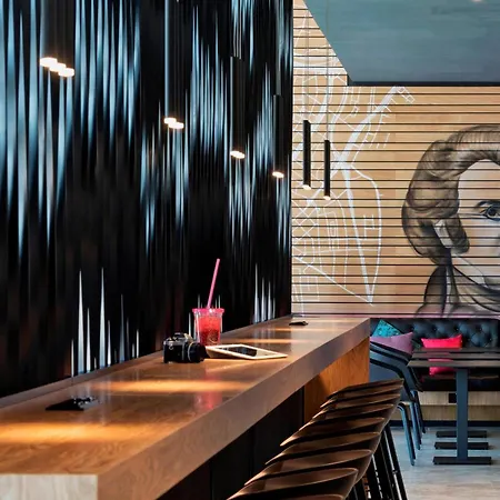 Moxy Airport 3*