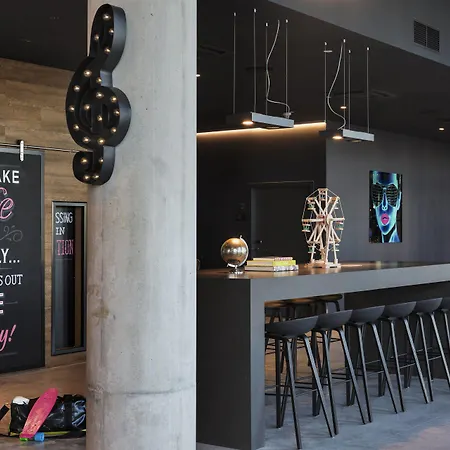 Moxy Vienna Airport 3*