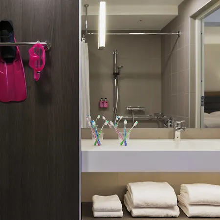 Отель Moxy Vienna Airport Швехат