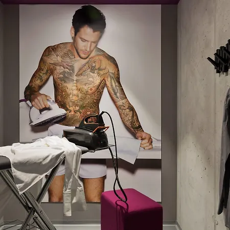 Moxy Vienna Airport מלון שווכאט