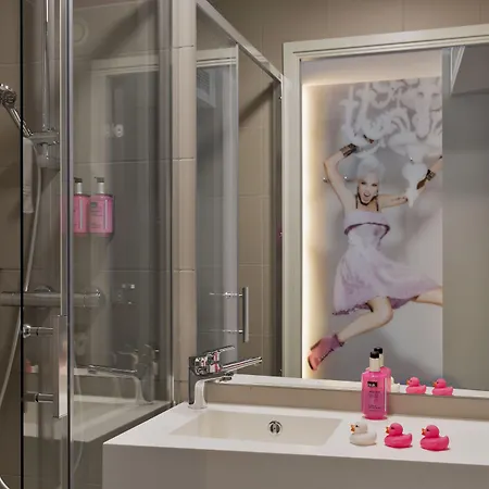 Moxy Vienna Airport Отель