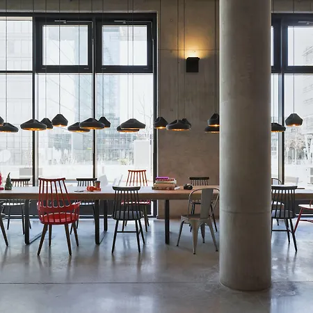 מלון Moxy Vienna Airport 3*