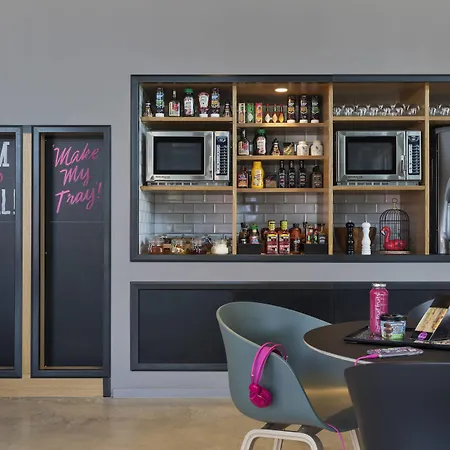 Moxy Vienna Airport שווכאט