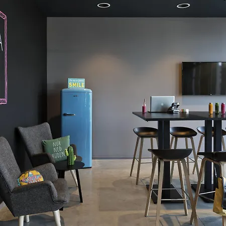 Moxy Vienna Airport 3*