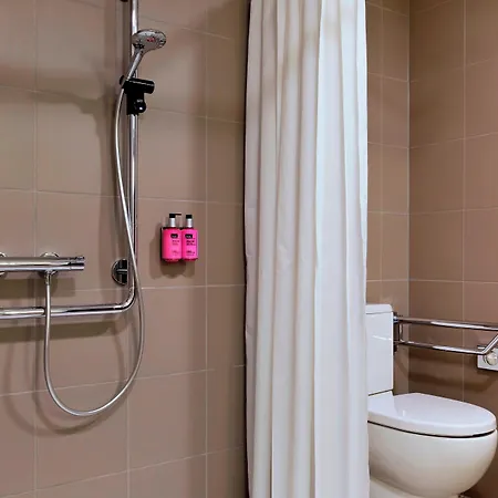 Отель Moxy Vienna Airport Швехат