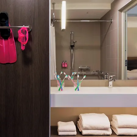 Moxy Vienna Airport Отель Швехат