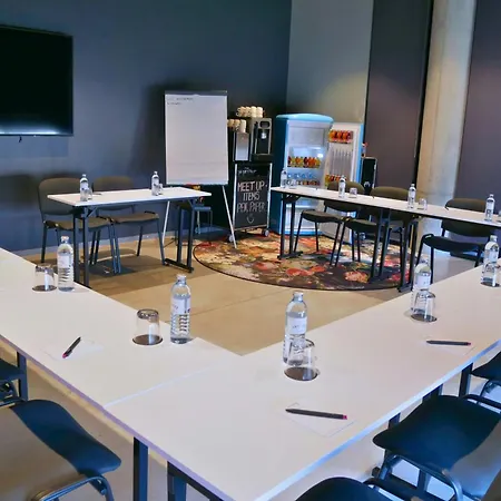 Moxy Vienna Airport 3*