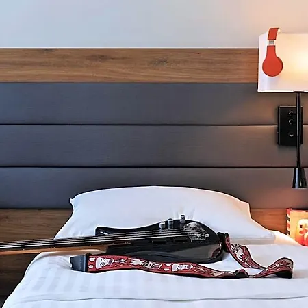 Moxy Vienna Airport 3*