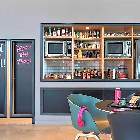 Moxy Vienna Airport Отель 3*