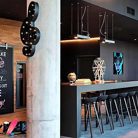 Moxy Vienna Airport Szálloda