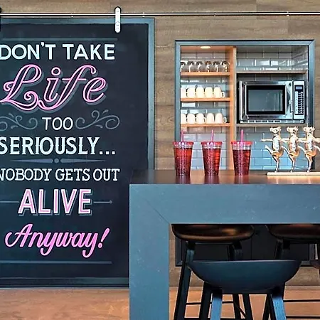 Moxy Vienna Airport Szálloda