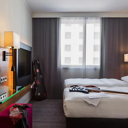 Moxy Vienna Airport 3*