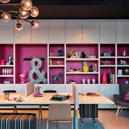 Moxy Vienna Airport 3*