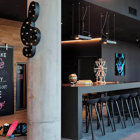 Moxy Vienna Airport Szálloda 3*