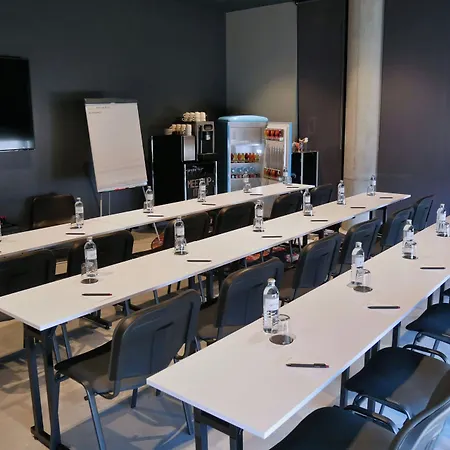 Moxy Vienna Airport Szálloda 3*