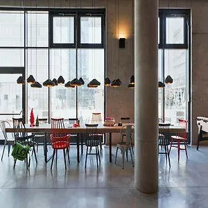Отель Moxy Vienna Airport 3*