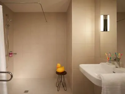 Moxy Vienna Airport מלון שווכאט