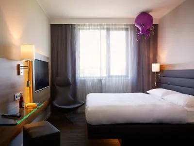 Moxy Airport 3*
