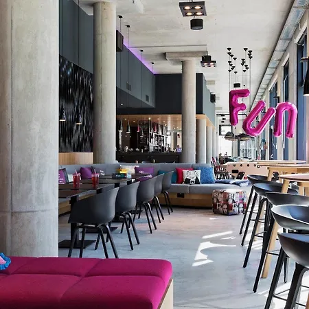 Moxy Vienna Airport 3*