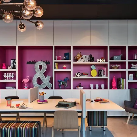 Moxy Vienna Airport מלון 3*