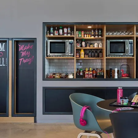 מלון Moxy Vienna Airport 3*