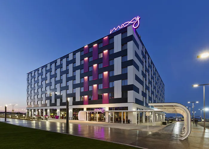 Hotel Moxy Vienna Airport 3*