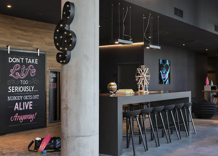 Moxy Vienna Airport 3*