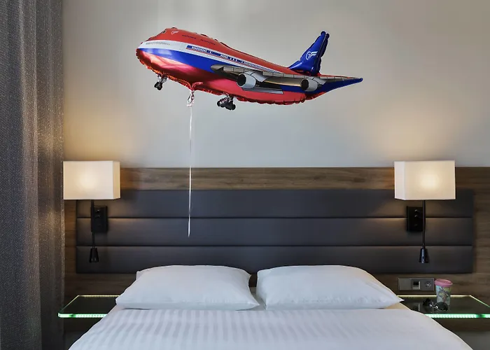 Hotel Moxy Vienna Airport 3*