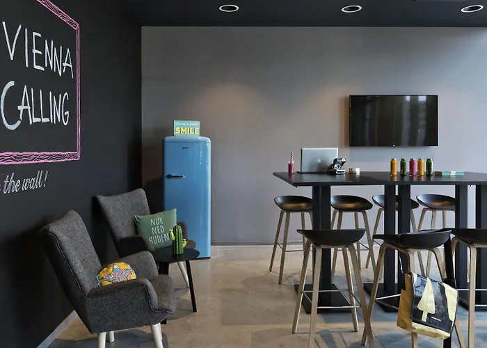 Moxy Vienna Airport 3*